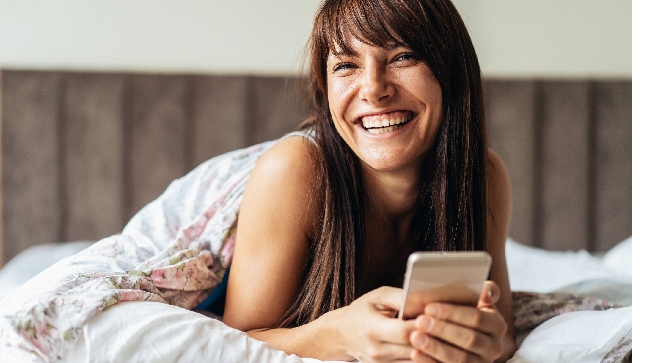 Mujer leyendo por la mañana su movil