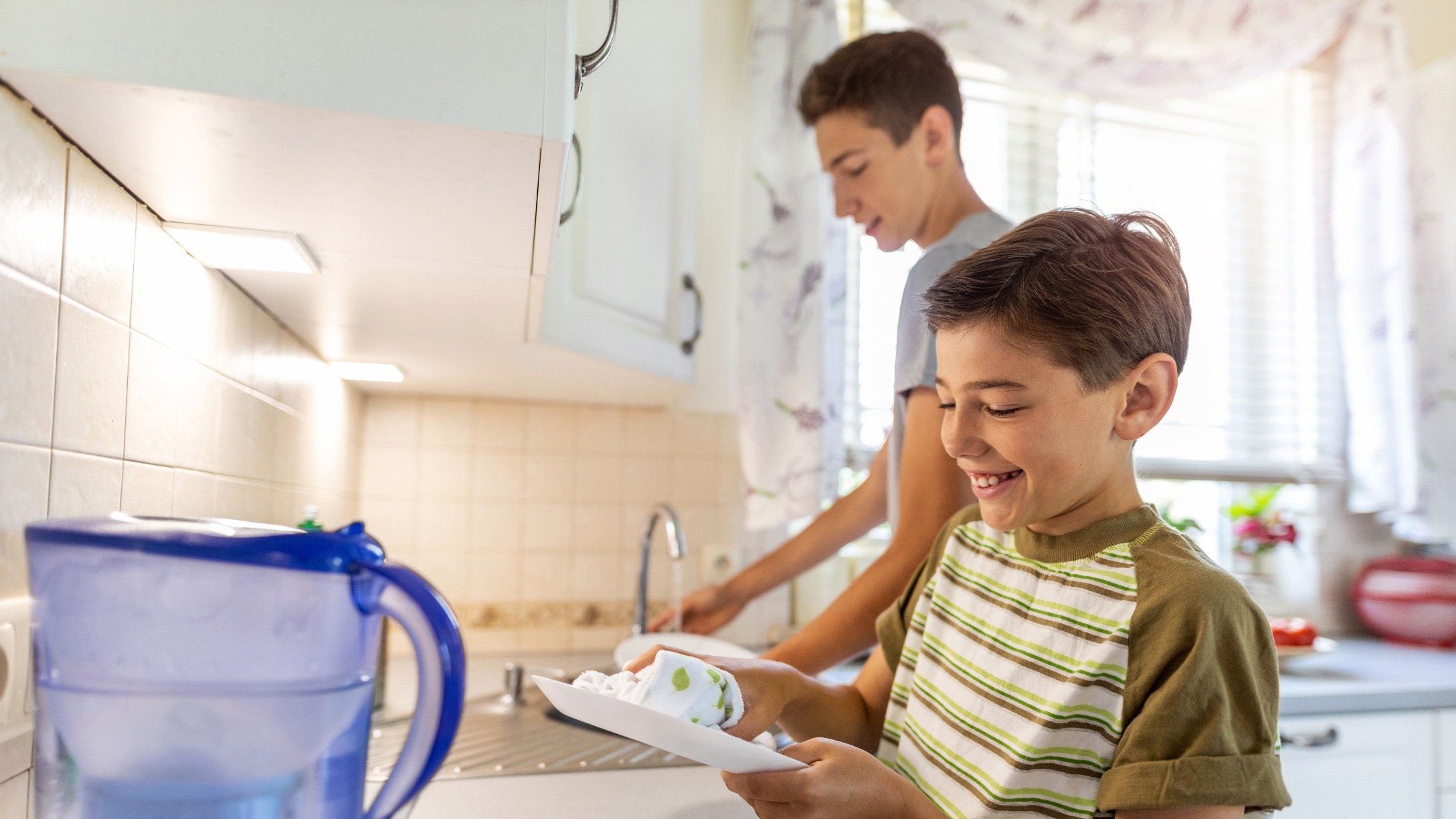 Adolescentes limpiando cocina