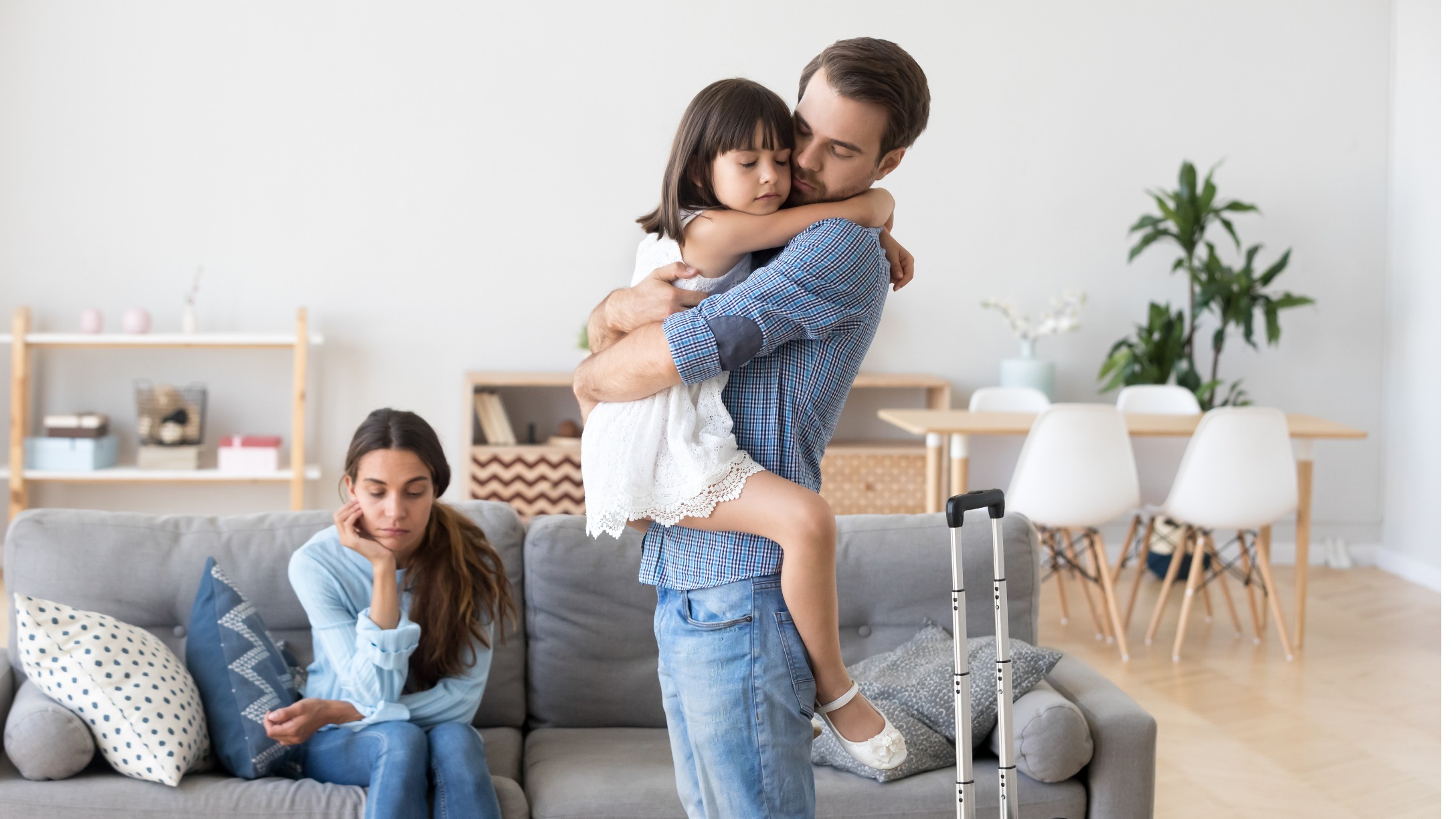 Niña triste por papá que se va de casa