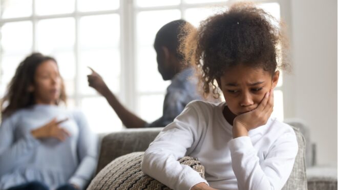 Padres peleando y niña triste