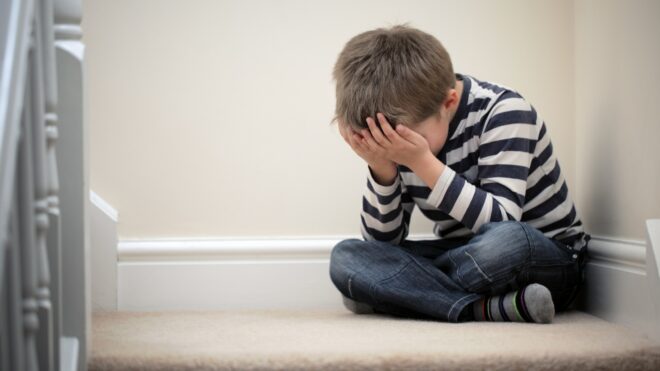 Niño llorando en escalera