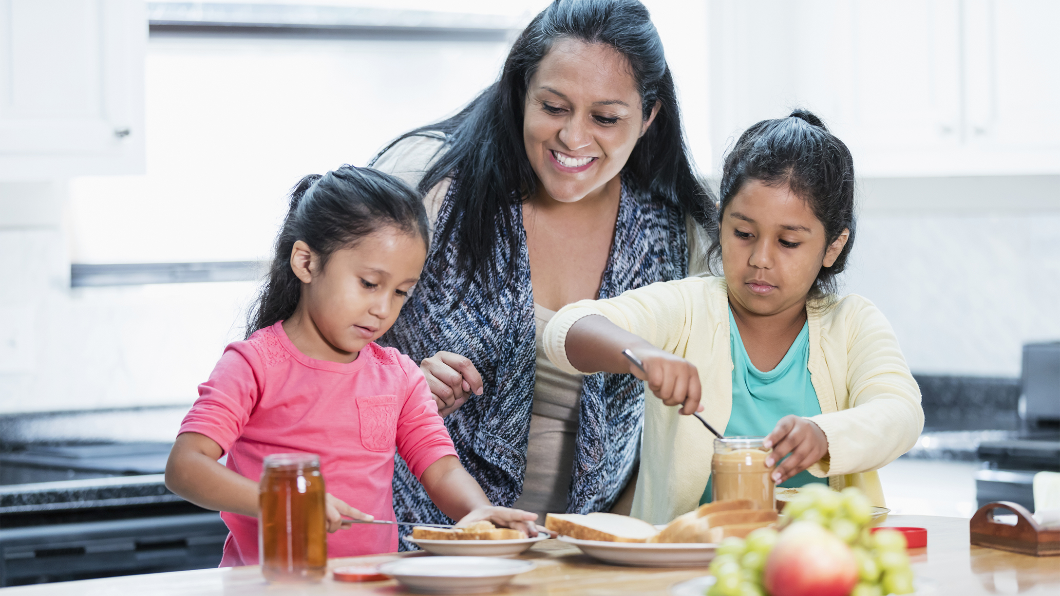 familia cocinando