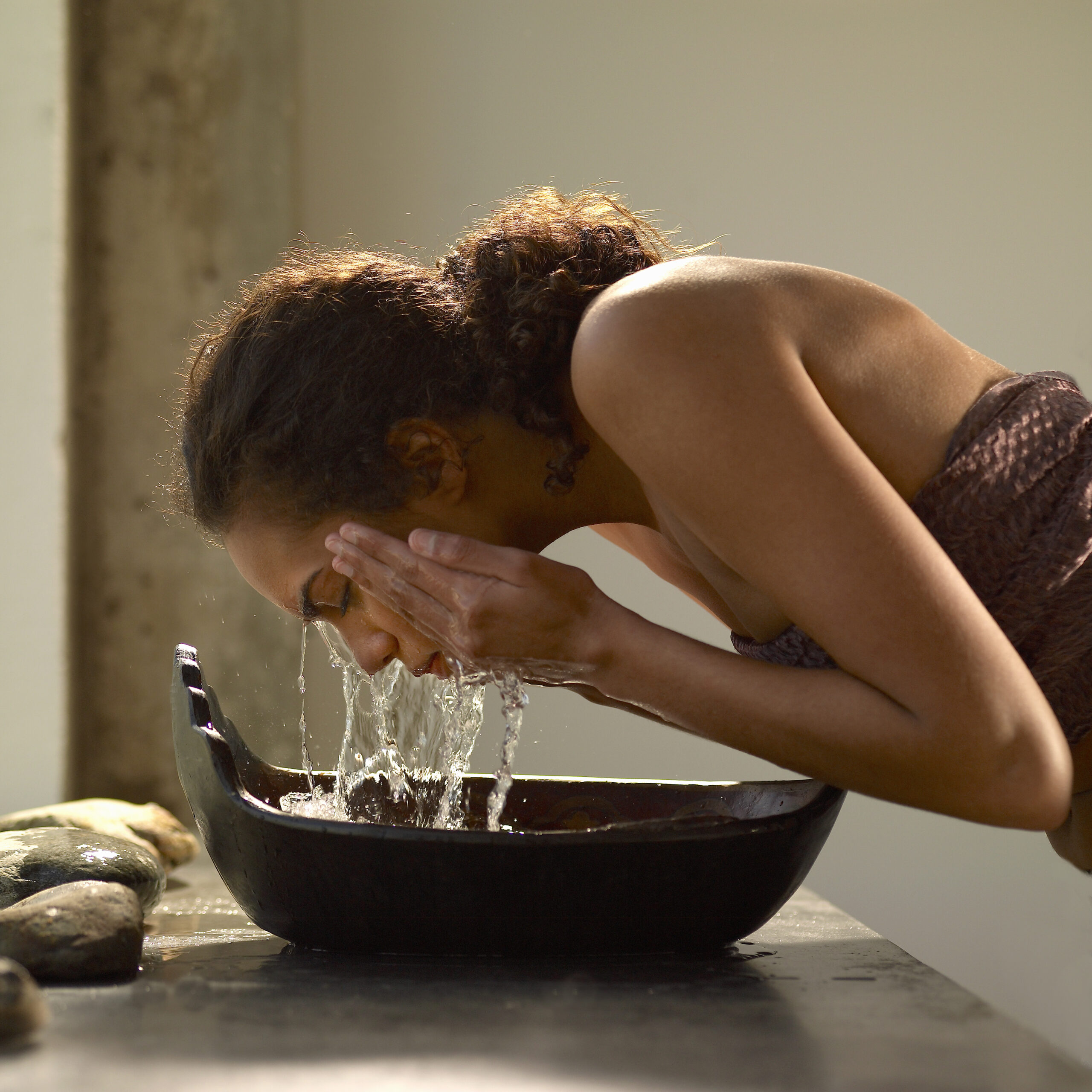 Women refrshes face with pure water