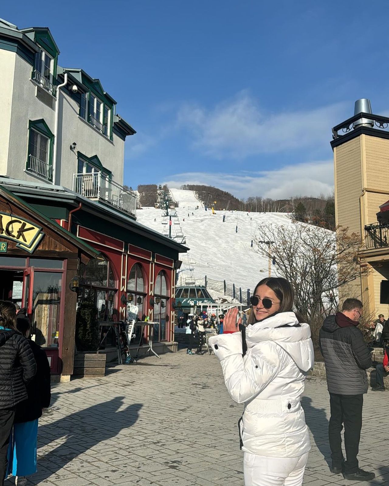 Copia_de_Cerrando_con_broche_de_oro_el_invierno____Mi_mejor_plan_siempre_sera__con_mis_-mosqueteras__Amamos__monttremblant-3.jpg