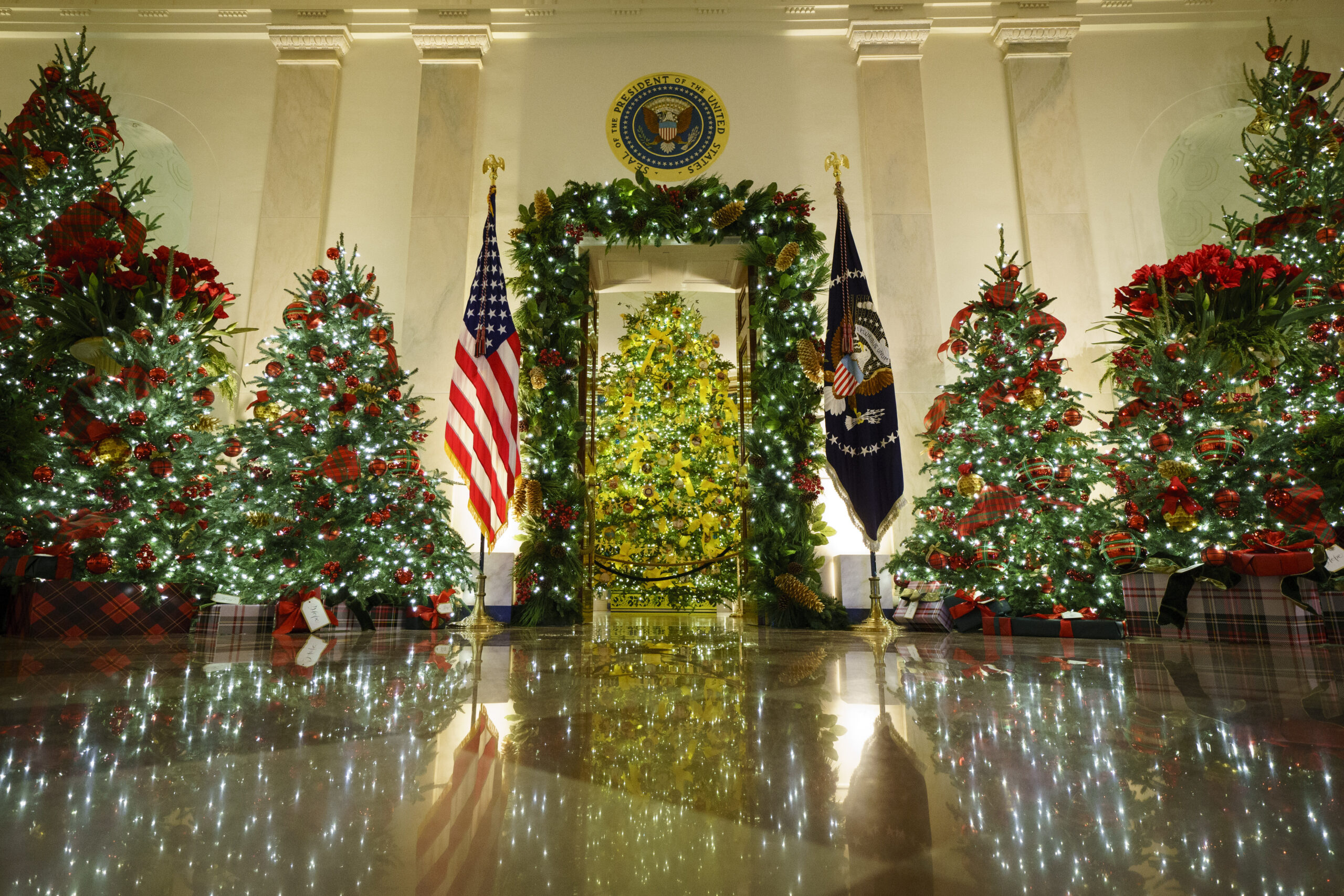 White House Holds Press Preview For Its Christmas Décor