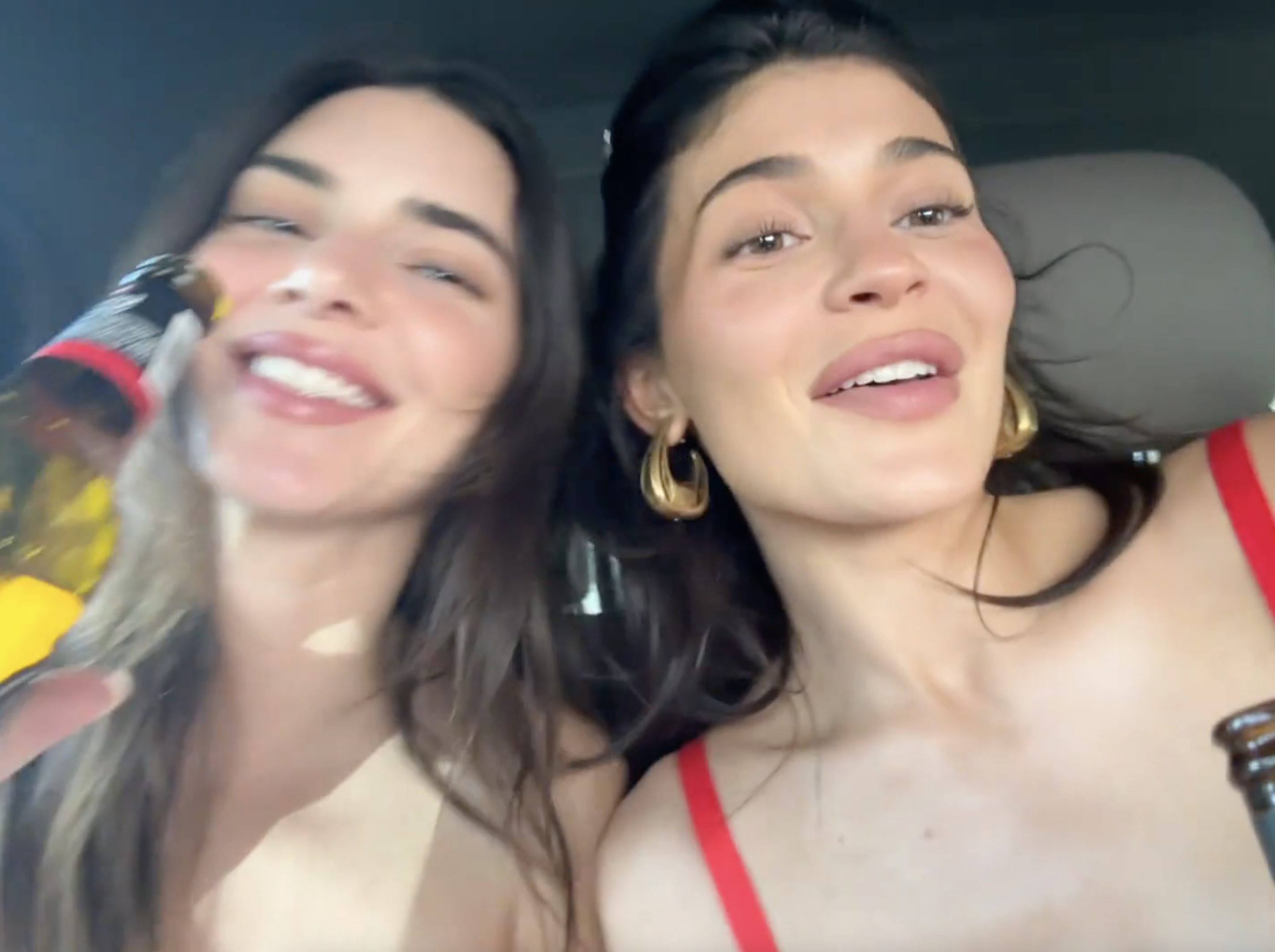 Kendall_and_Kylie_singing-1.png