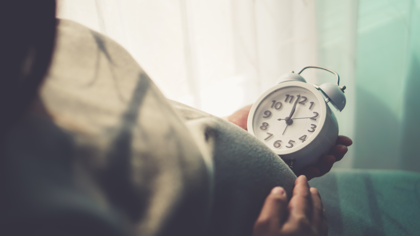 Pregnant belly and ticking clock in mom's hand. "nPregnant people are watching the clock. To wait for his children