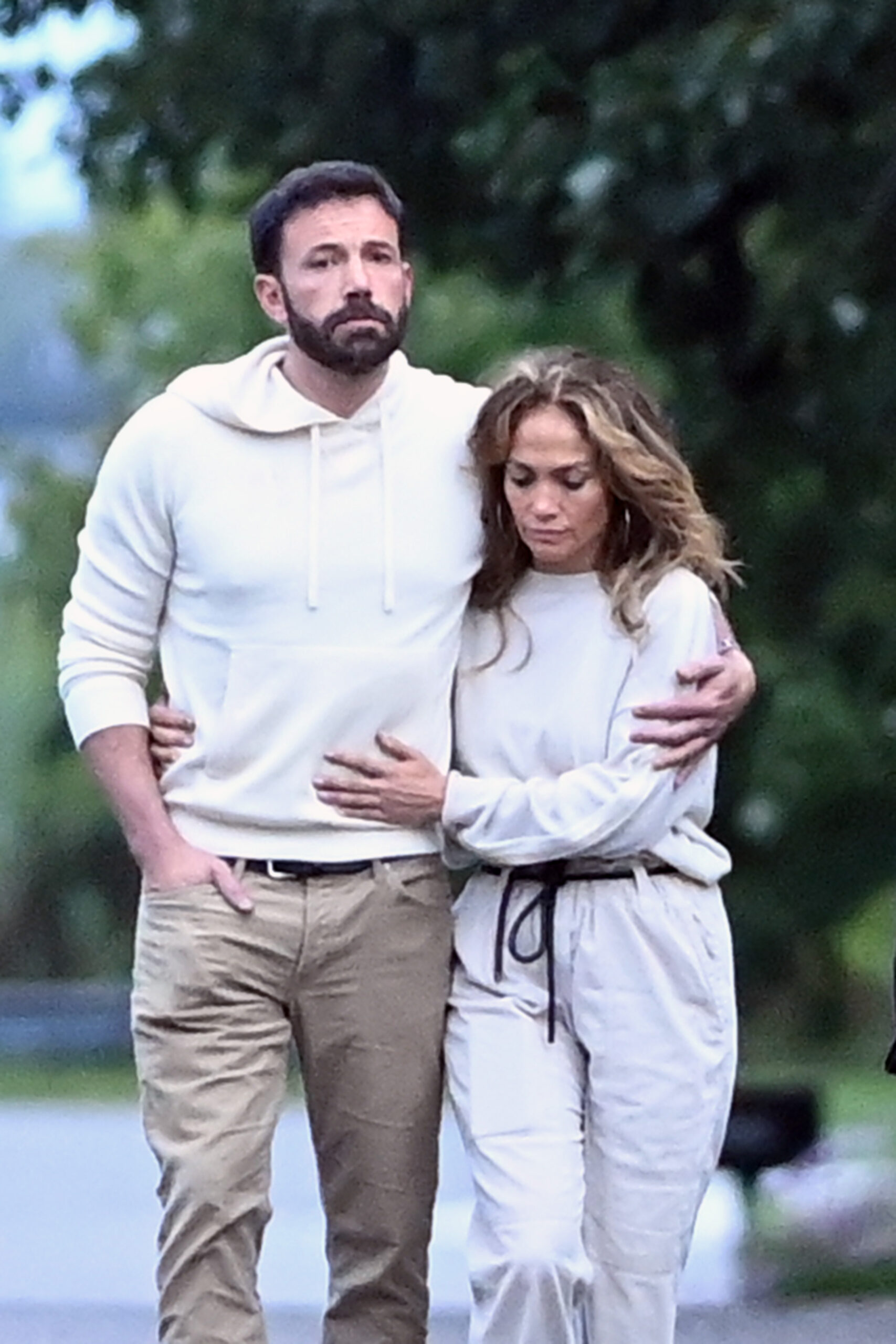 Jennifer Lopez And Ben Affleck Hugging While Walking By The Beach In The Hamptons New York