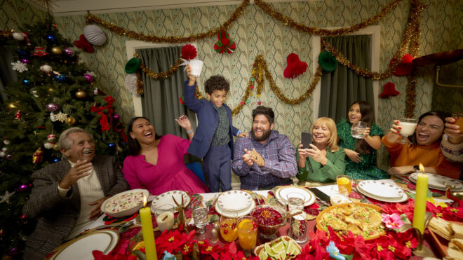 Una familia cenando durante las fiestas navideñas