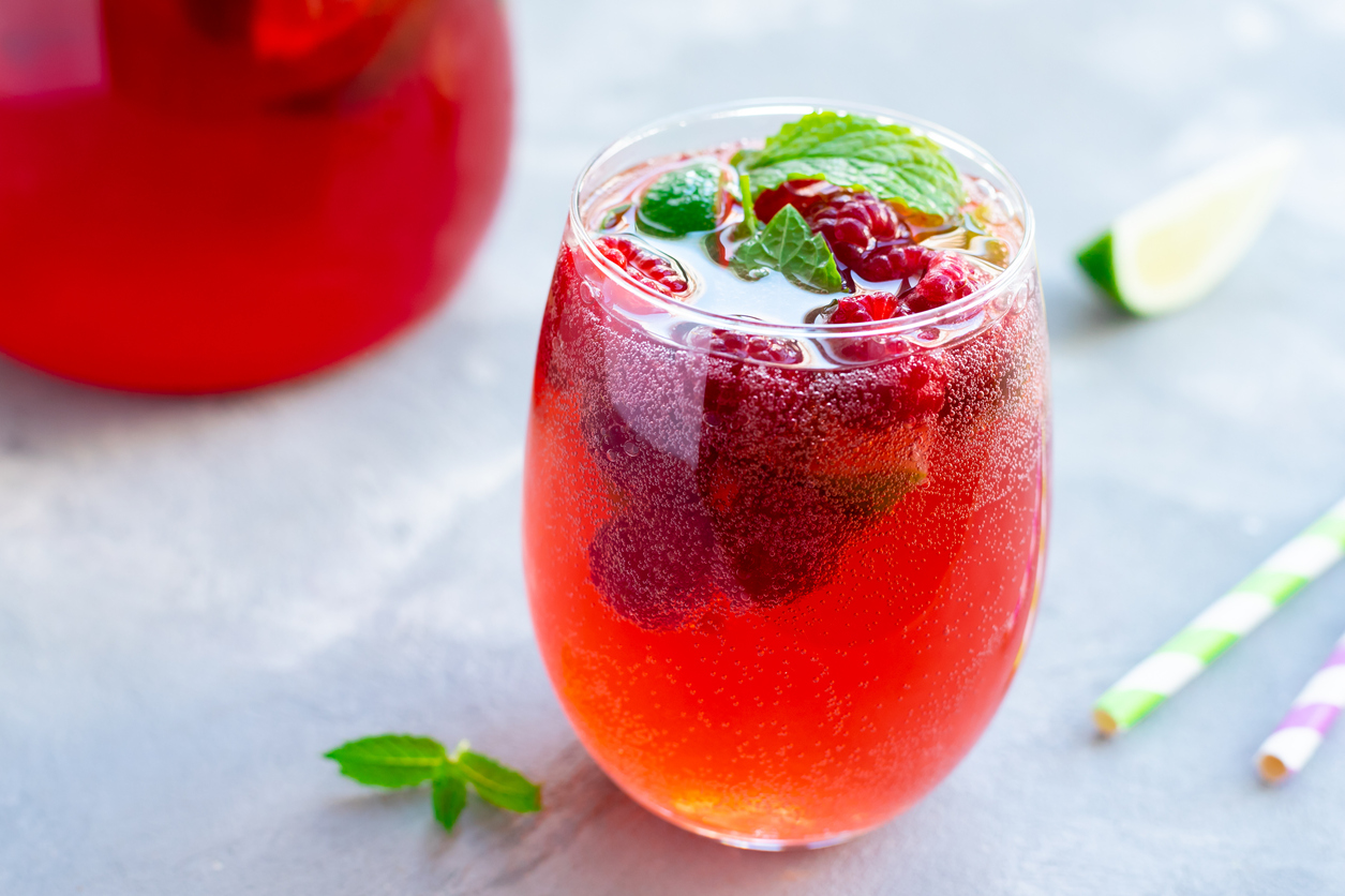 Making summer raspberry lemonade at home