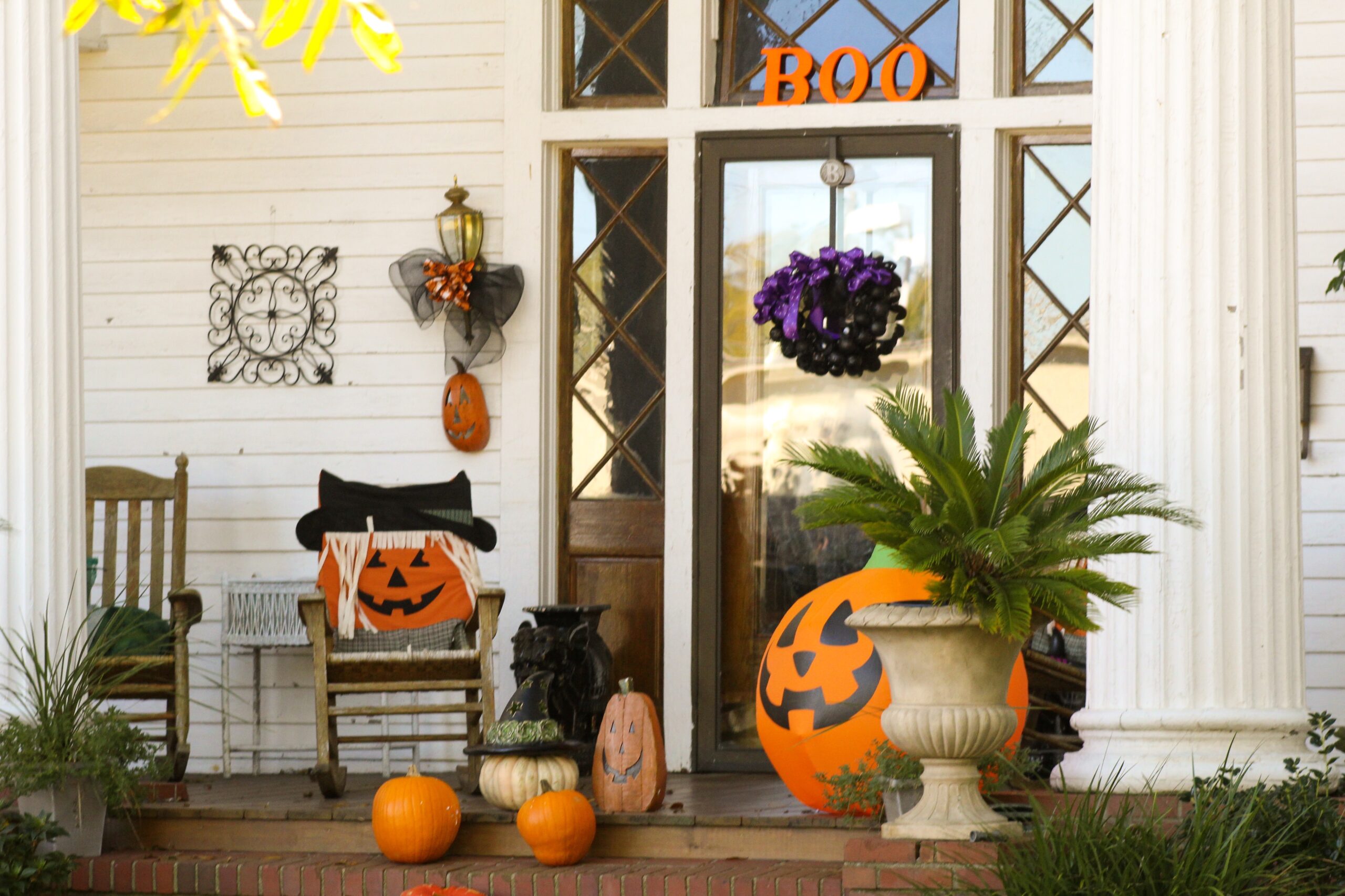 beautiful-white-porch-decorated-for-halloween_t20_lRZEbZ.jpg