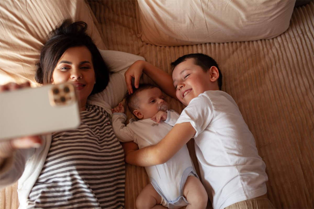 bed-baby-mother-hug-newborn-phone-biege-family-together-elder-brother-makes-selphie_t20_NlLQl2.jpg