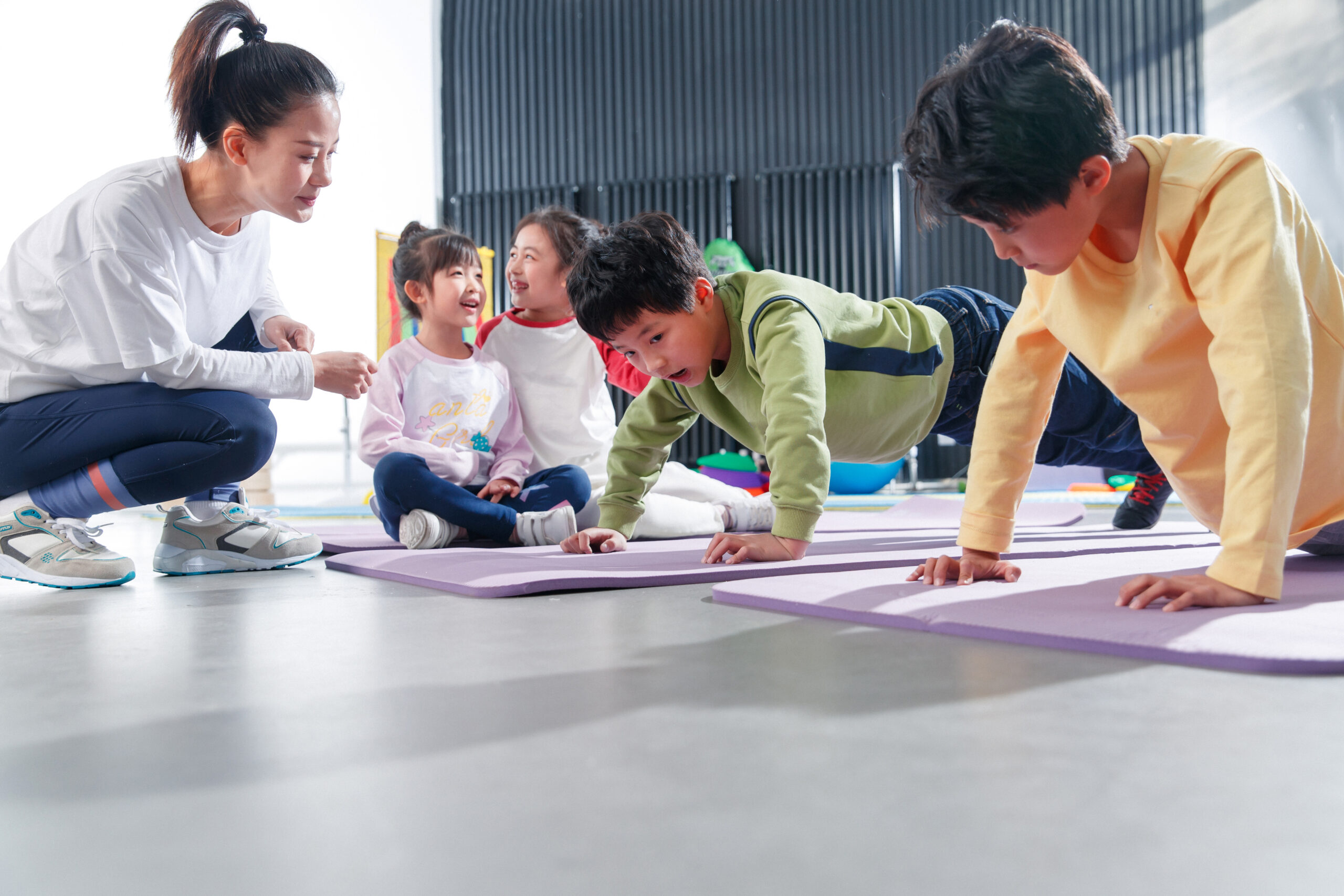 Oriental children's physical training under the guidance of the coach