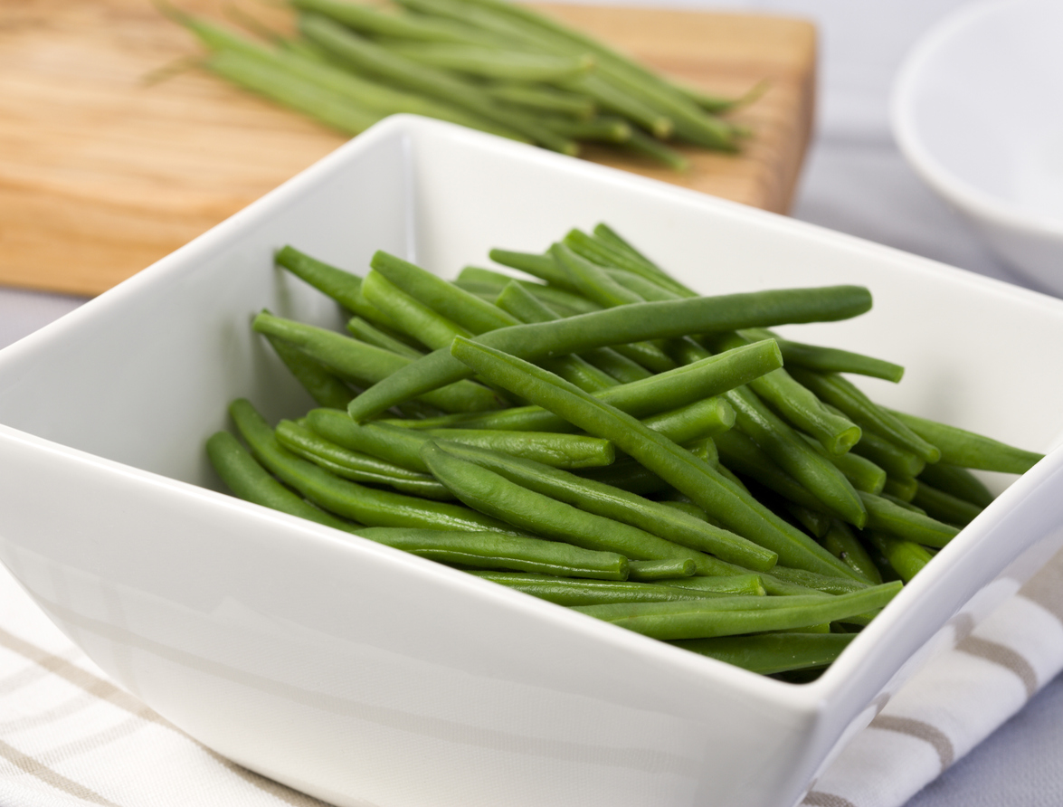 boiled green beans in white  bowl