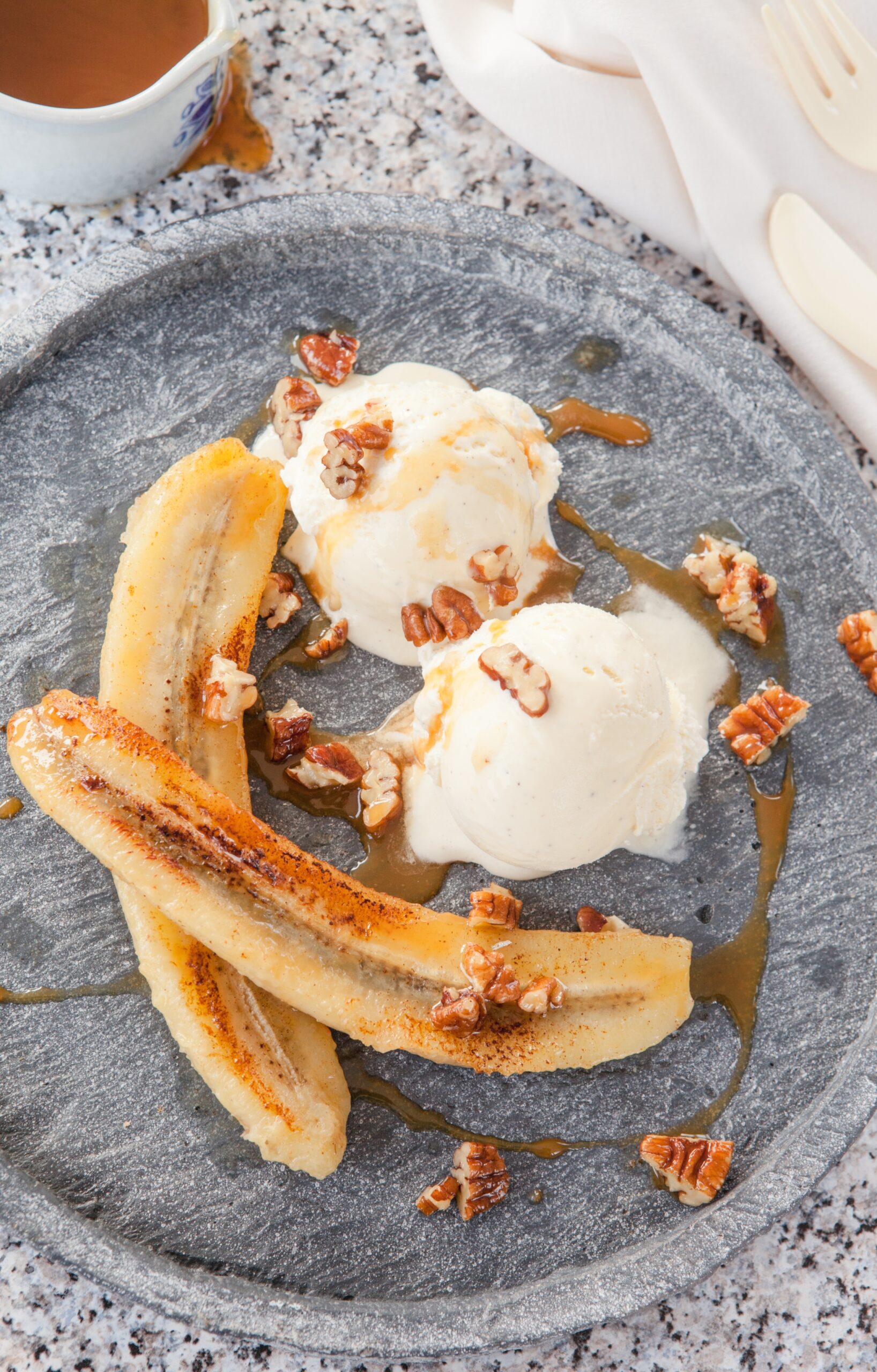 Gegrillte Banane mit Vanille Eiscreme, Karamellsauce und Nuessen