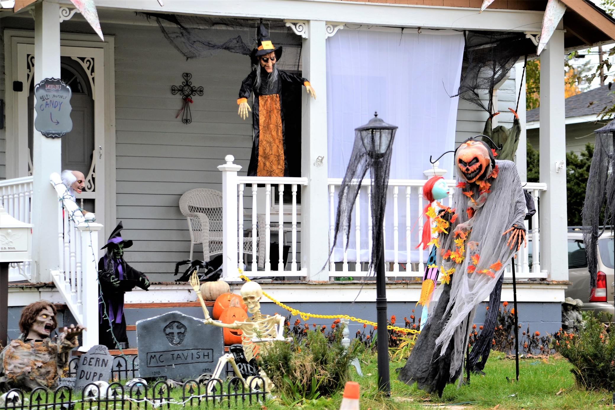 halloween-decorations_t20_7mkyP7.jpg