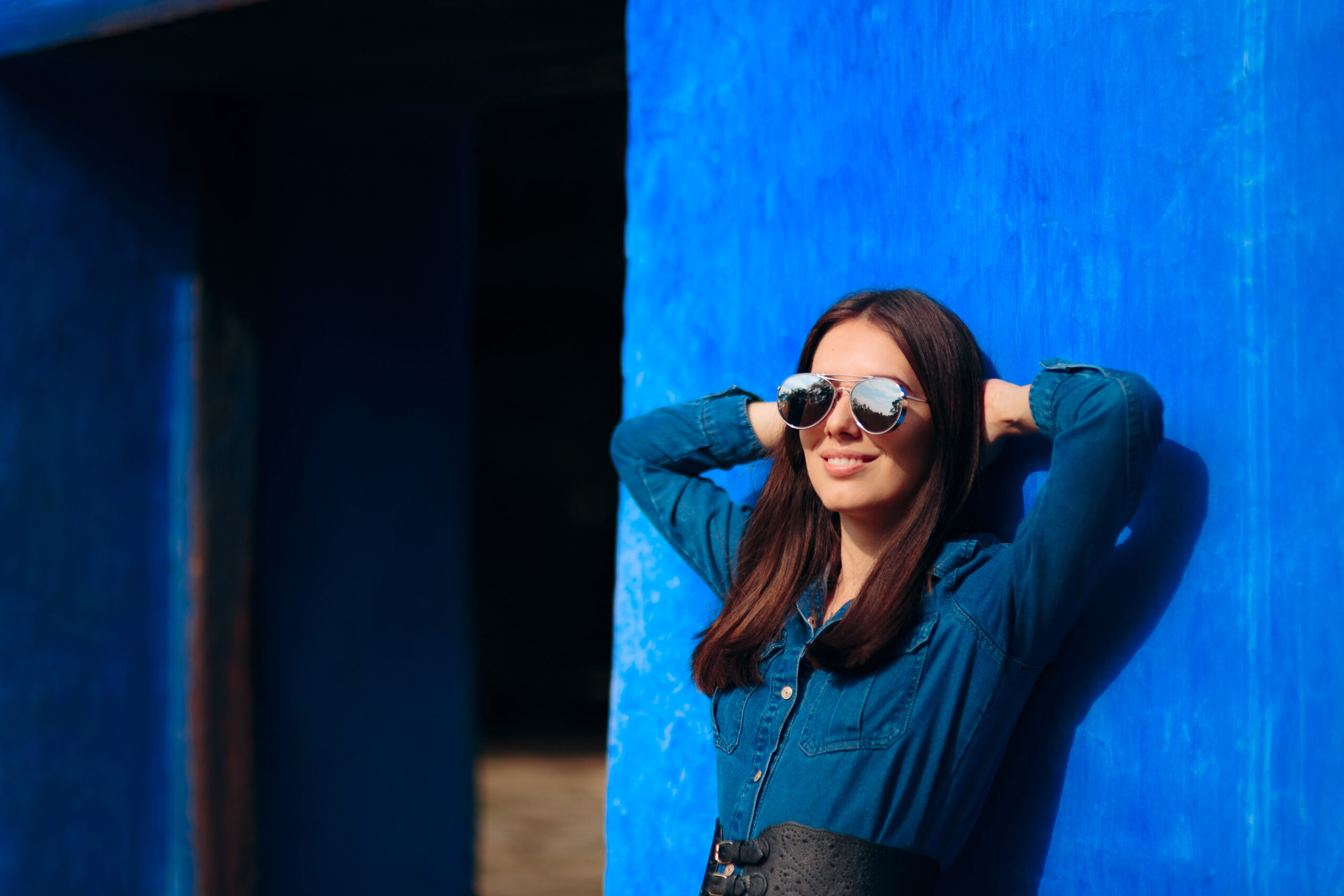 Fashion Woman Wearing Mirror Sunglasses on Summer Vacation