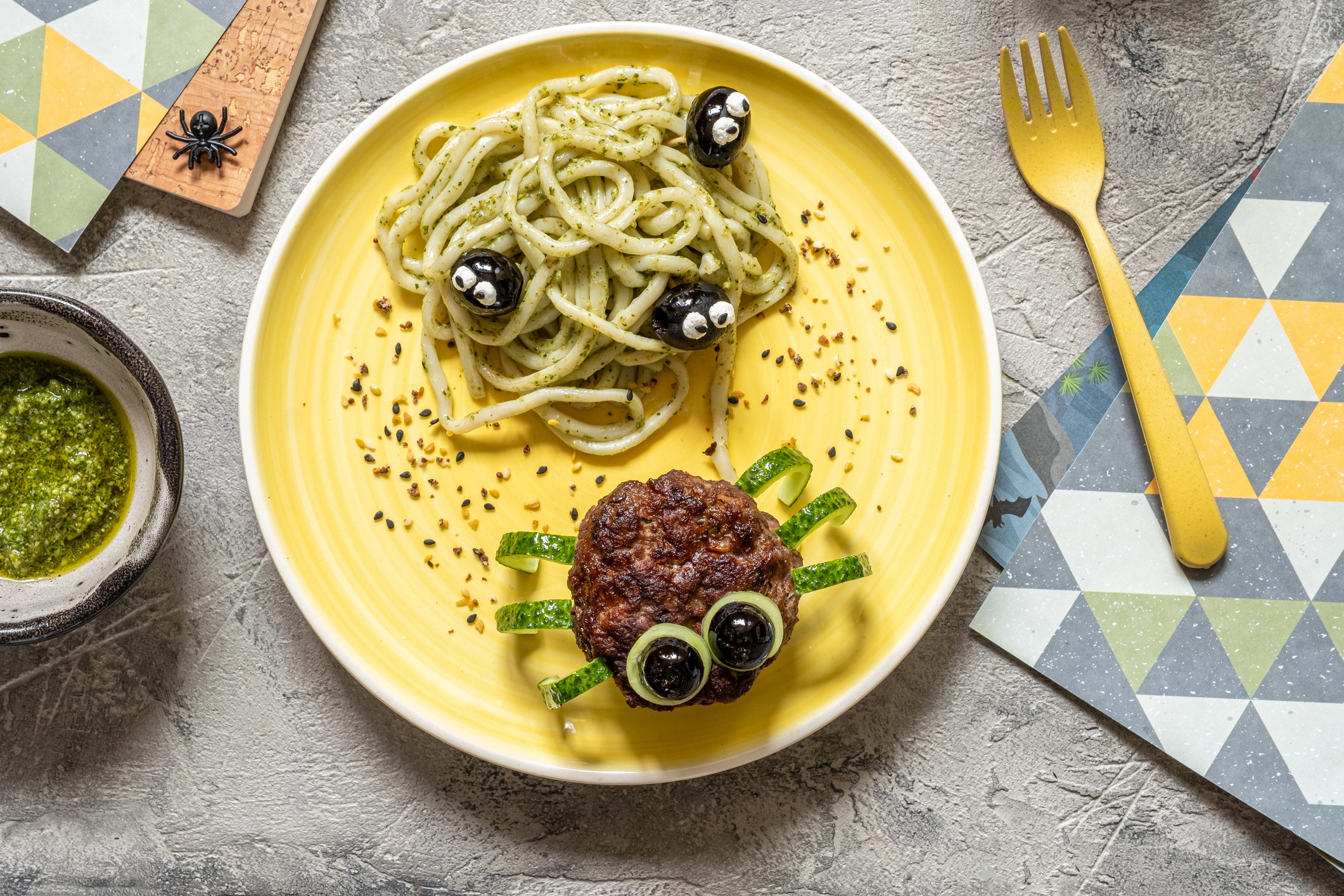 Cutlet spider with pesto pasta for Halloween