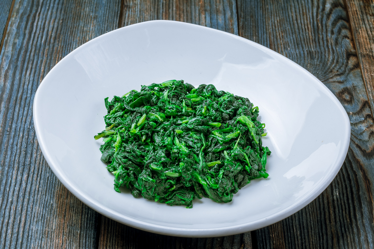 Garnish steamed spinach