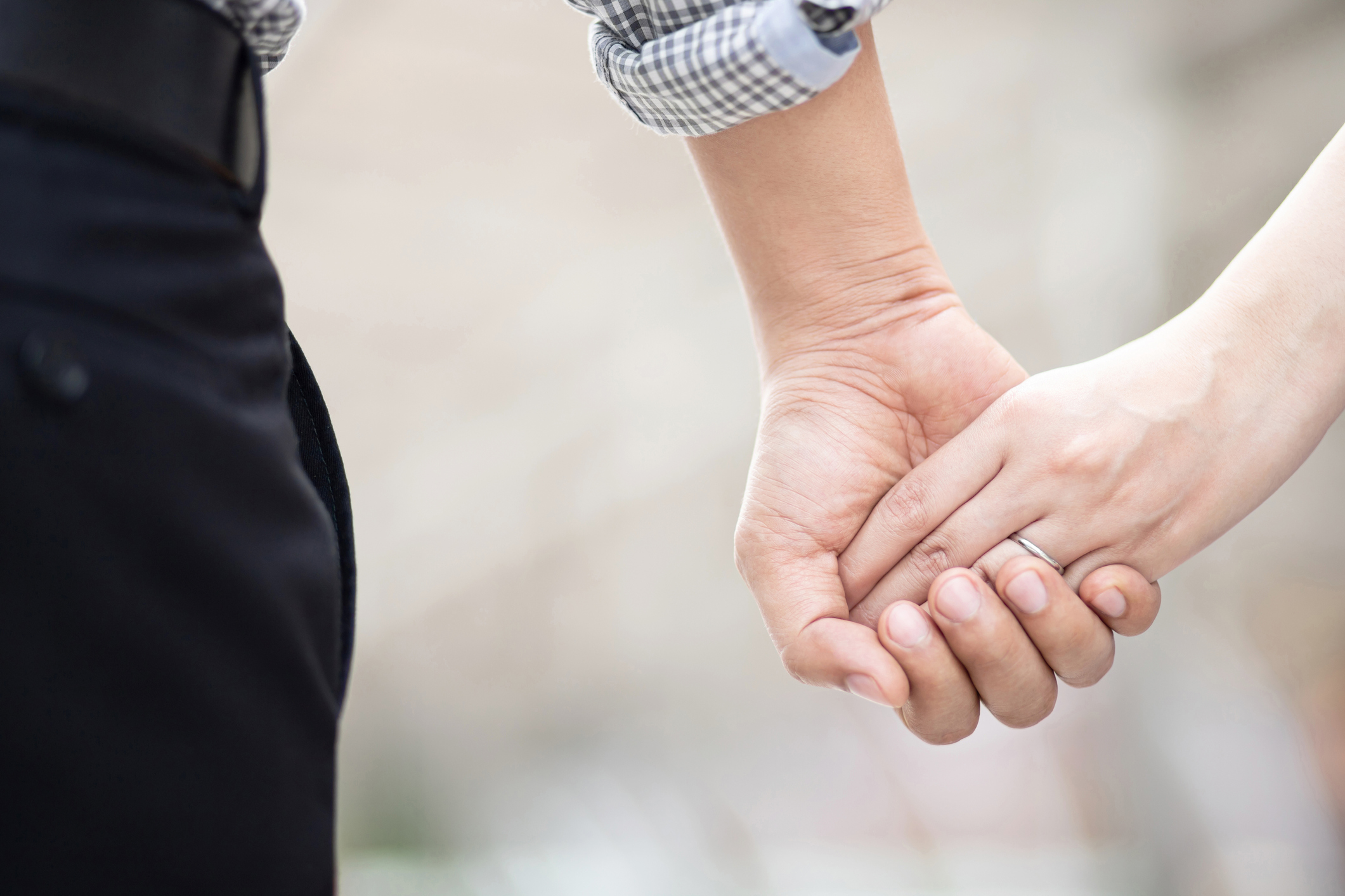 Couples hold hands to propose On valentine's day