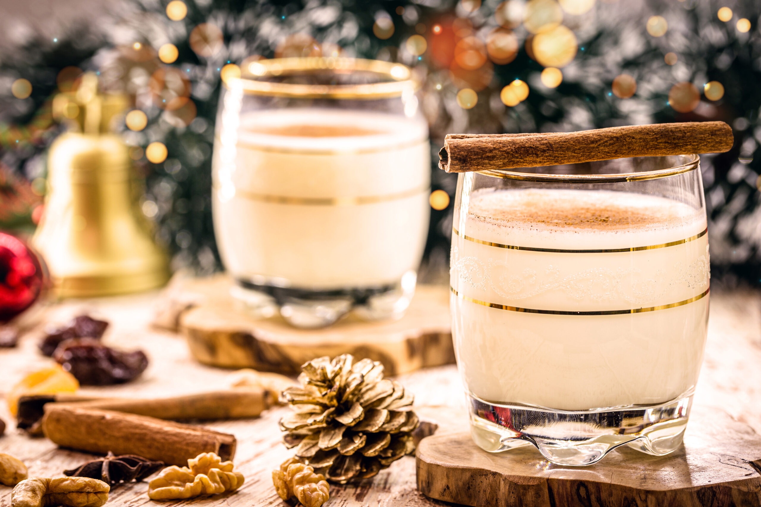 hot eggnog typical of Christmas, made at home all over the world, based on eggs and alcohol. called eggnog, Auld Man's milk, milk and pisco, momo cola, coquito or Crème de Vie or Eierlikör