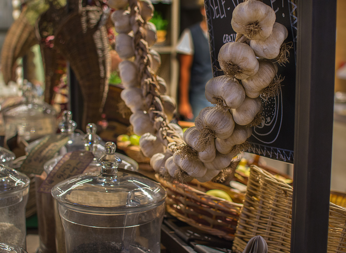 Market details: garlic and glass cans