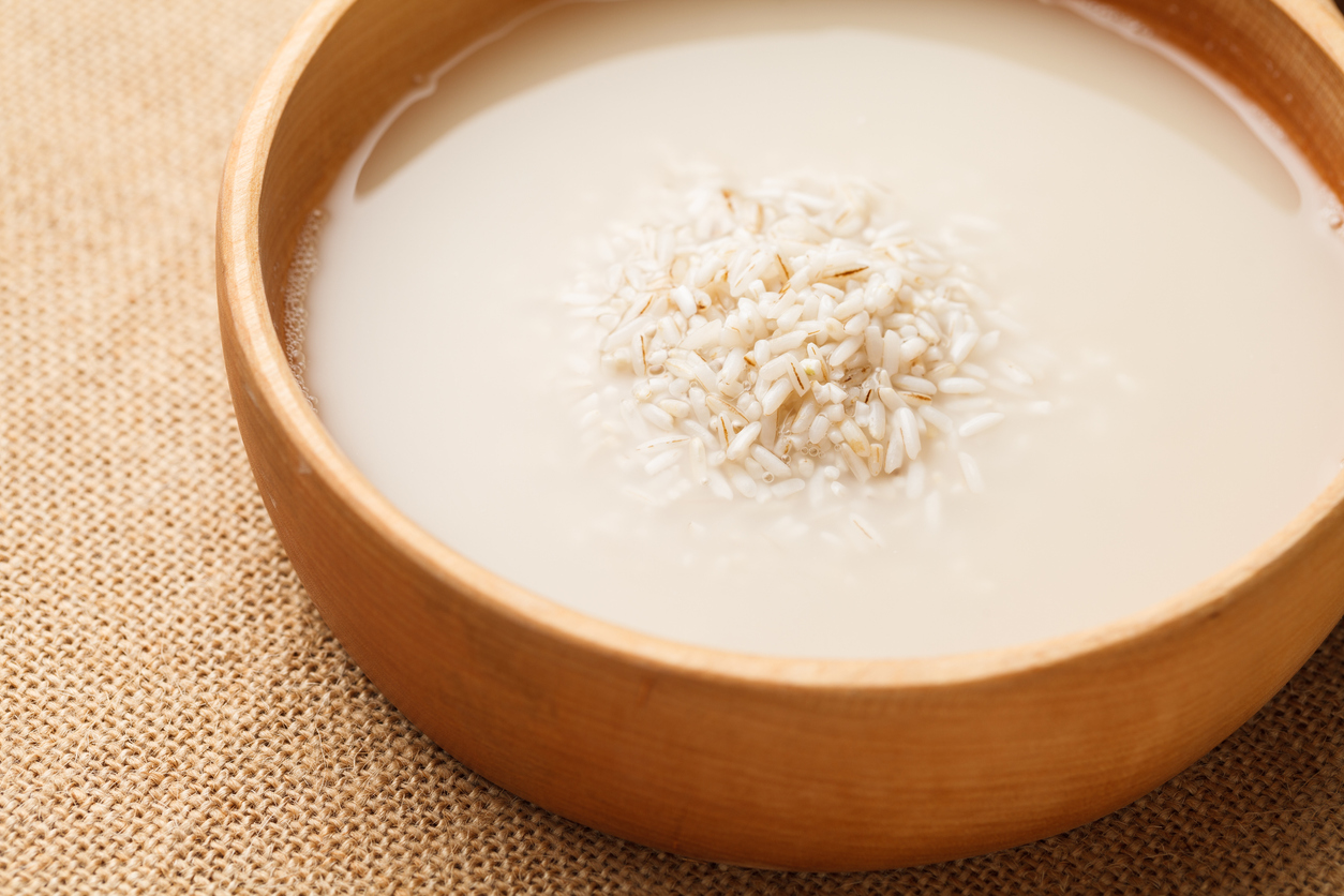 Wash rice in wooden bowl