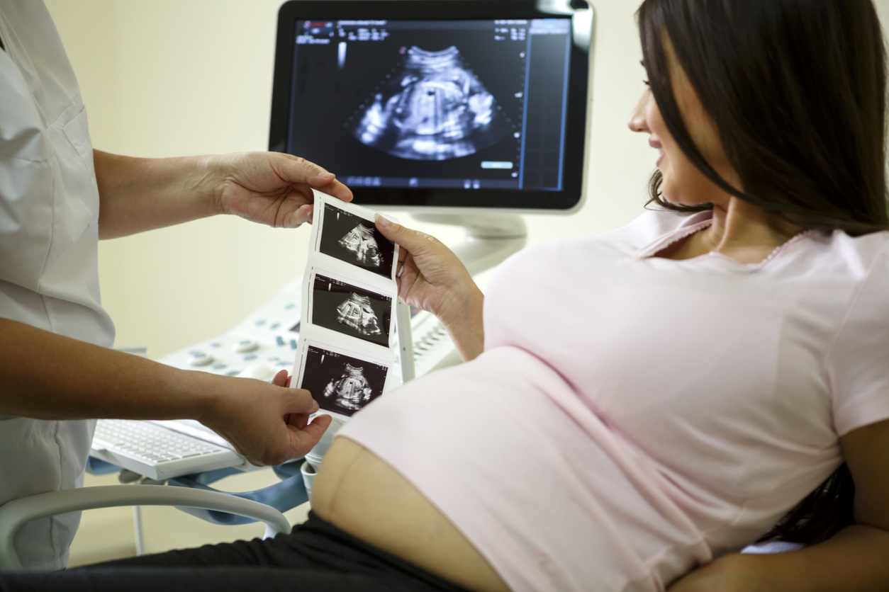 Pregnant woman with her gynecologist