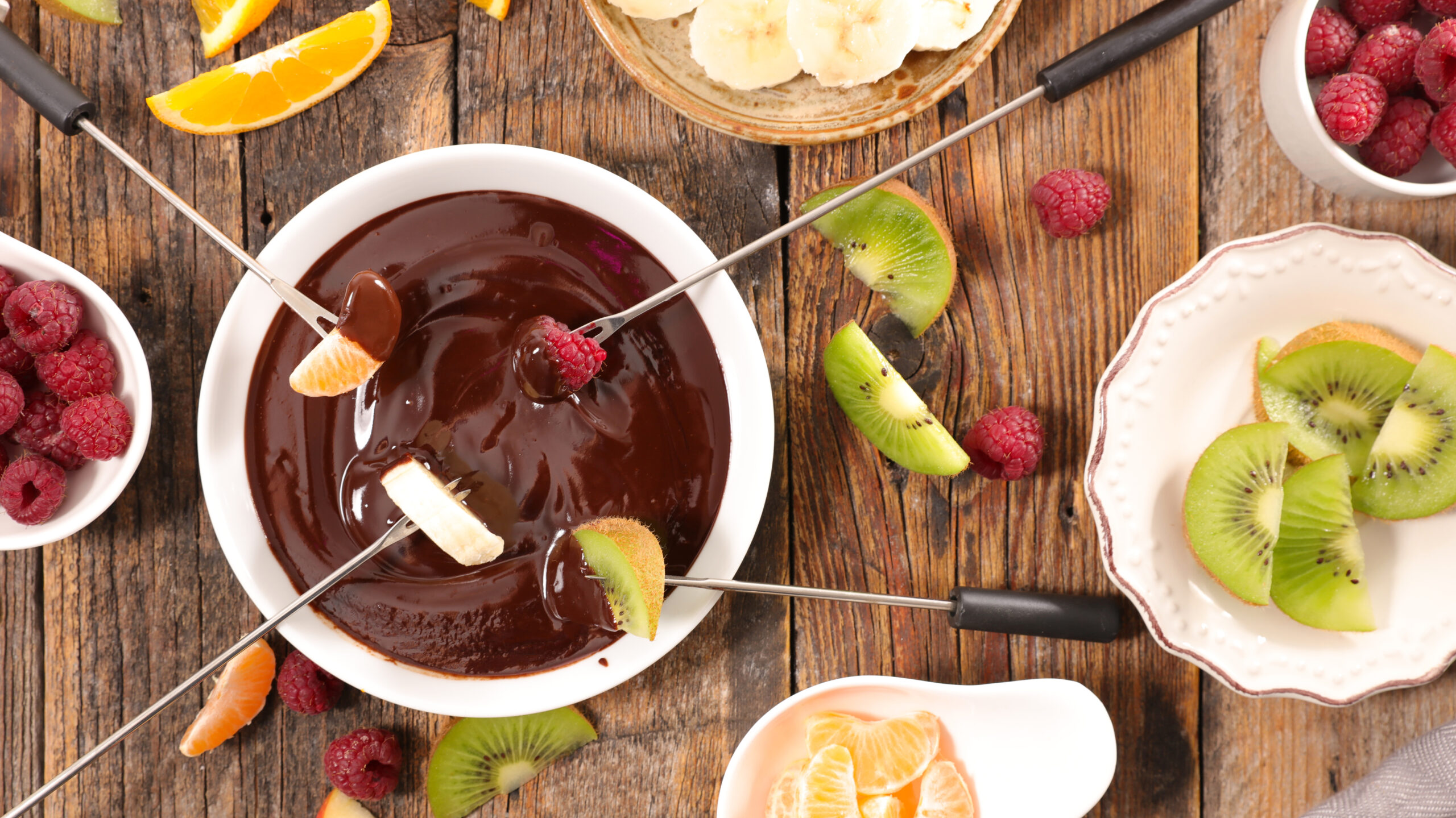 chocolate fondue with fruits