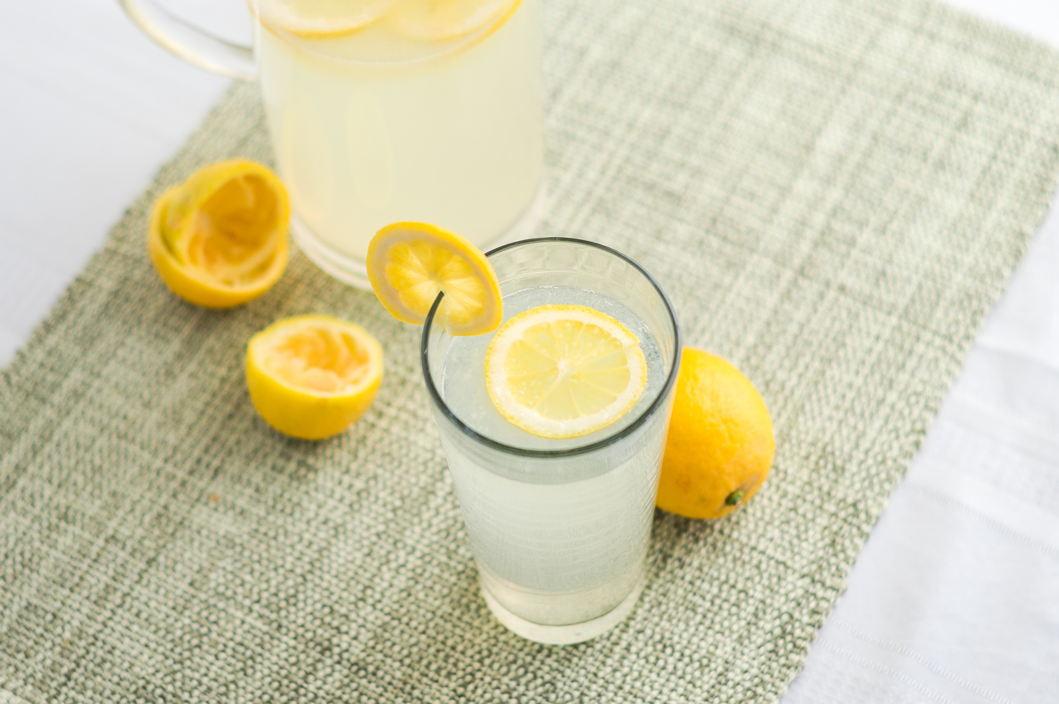 Lemonade juice with lemon slices.