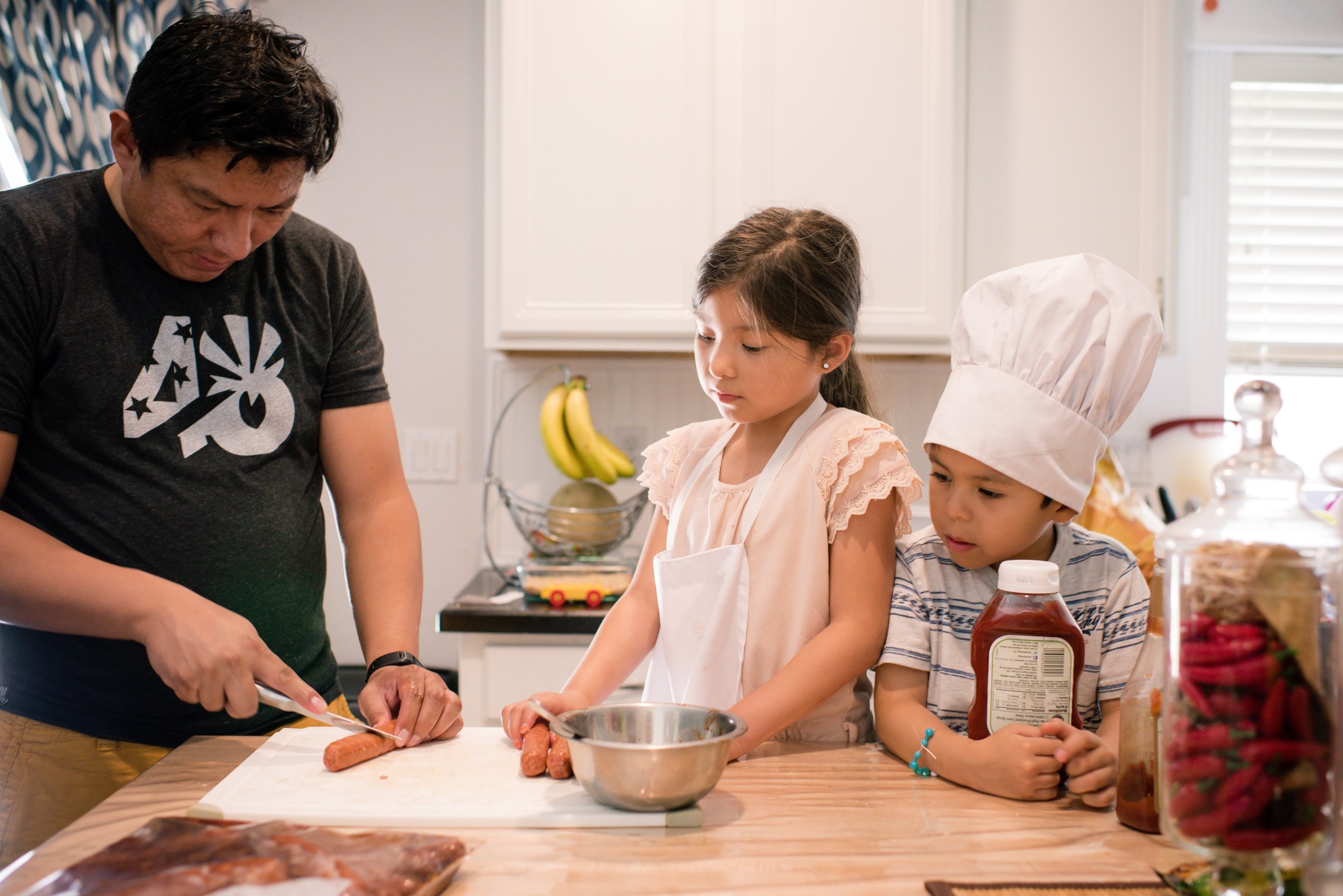 kids-helping-dad-cook_t20_GgOee6-1.jpg