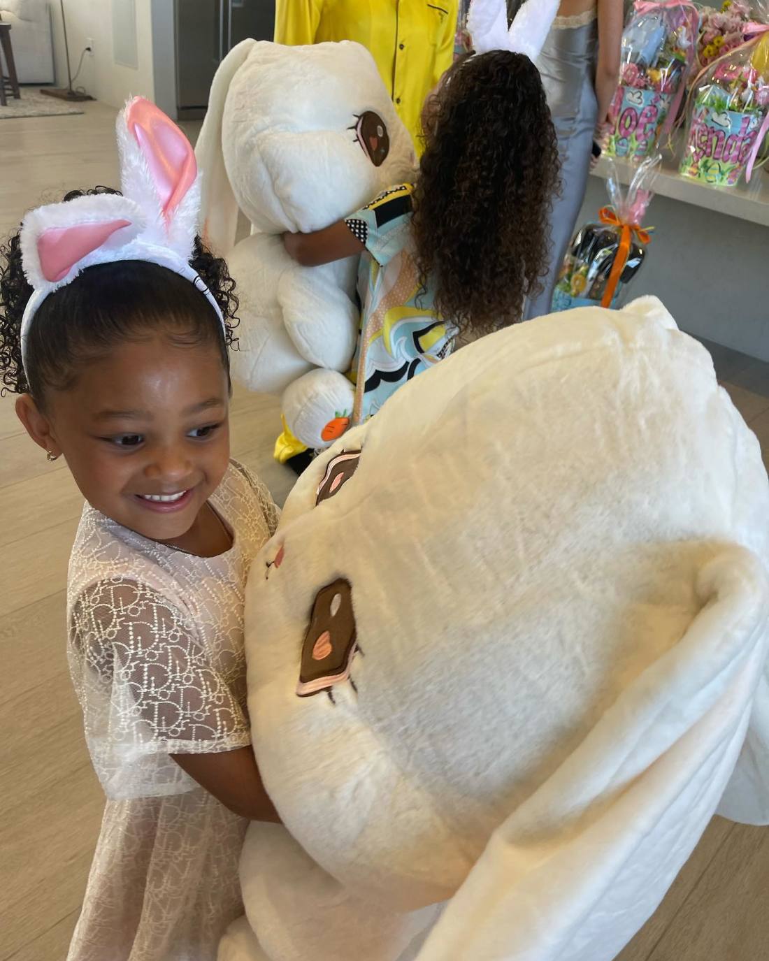 kylie-stormi-easter-bunnies-1.jpg