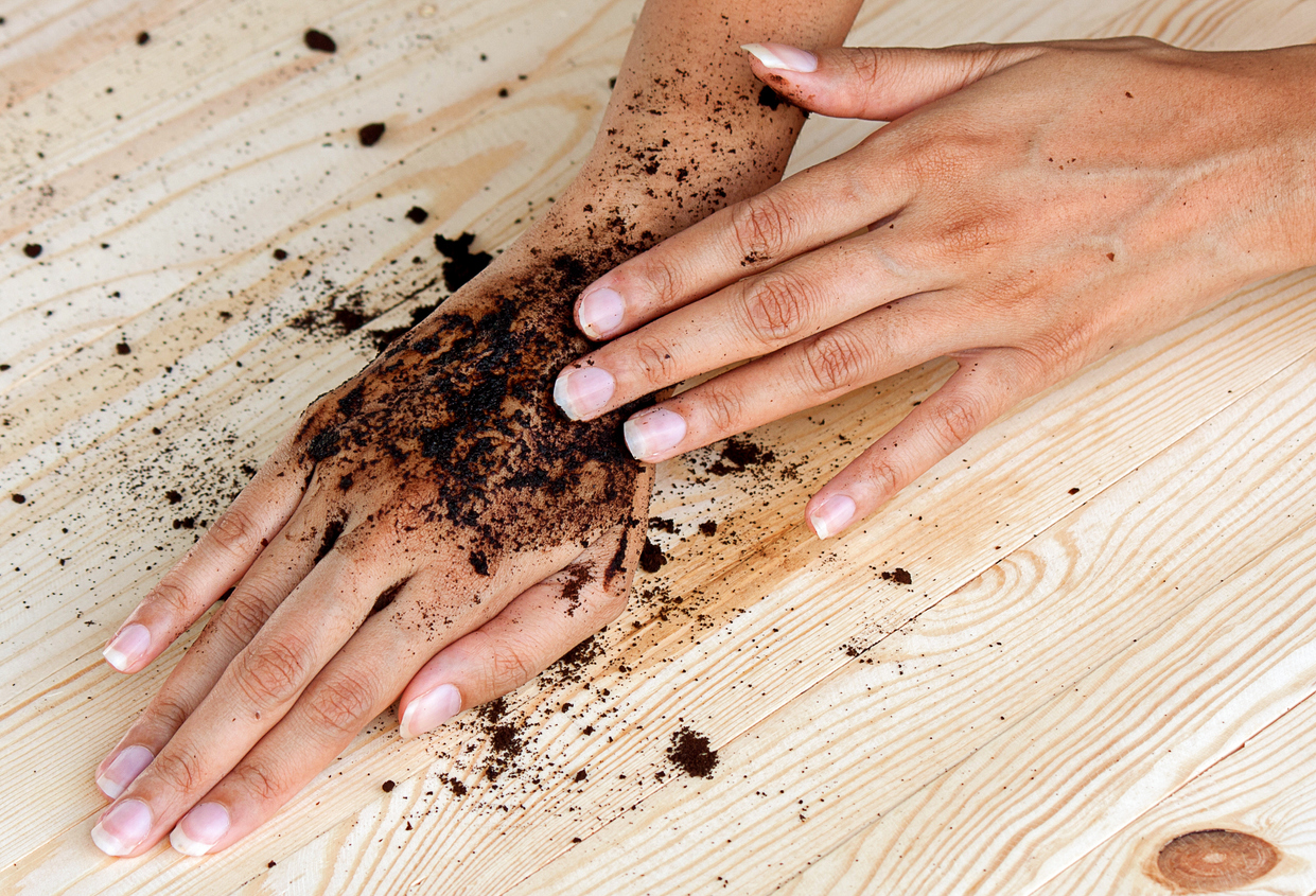 coffee hand scrub with ground coffee (wet)