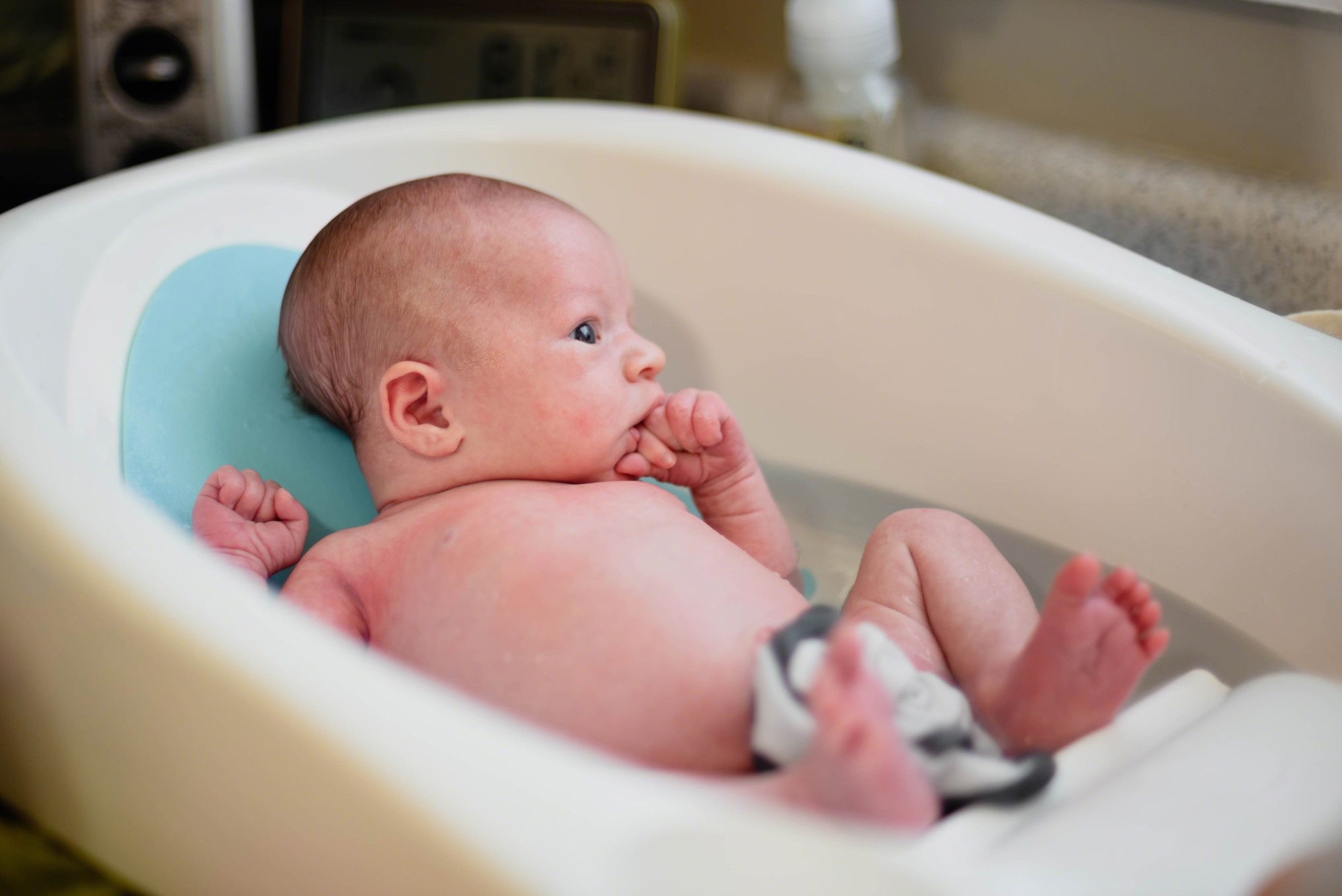 newborn-having-bath-at-home-in-tub-in-kitchen-sink_t20_W719Em-1.jpg