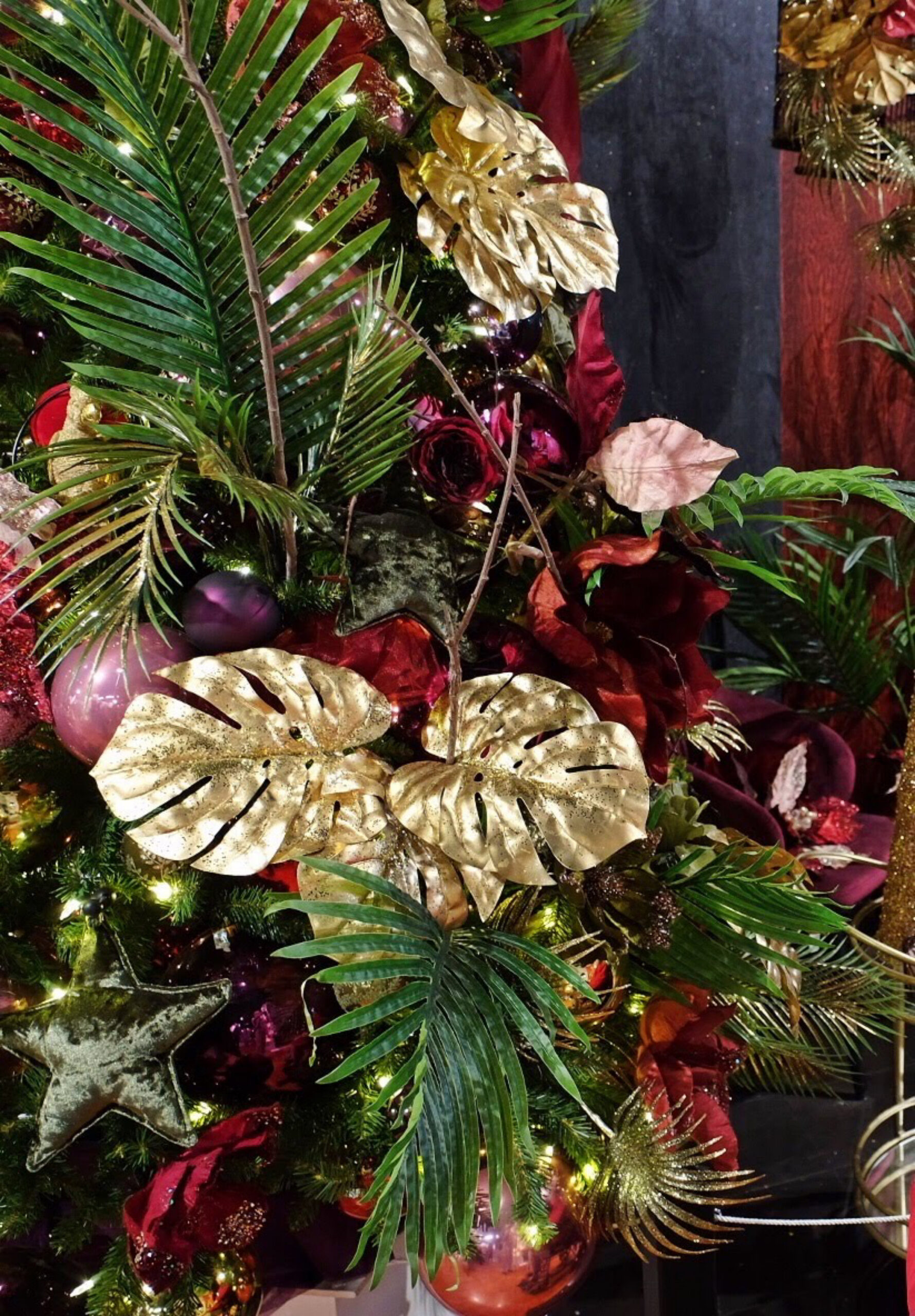 plants-gold-leaves-colourful-dried-flowers-baubles-floral-arrangement-glitter-and-sparkles_t20_b6XR7g.jpg