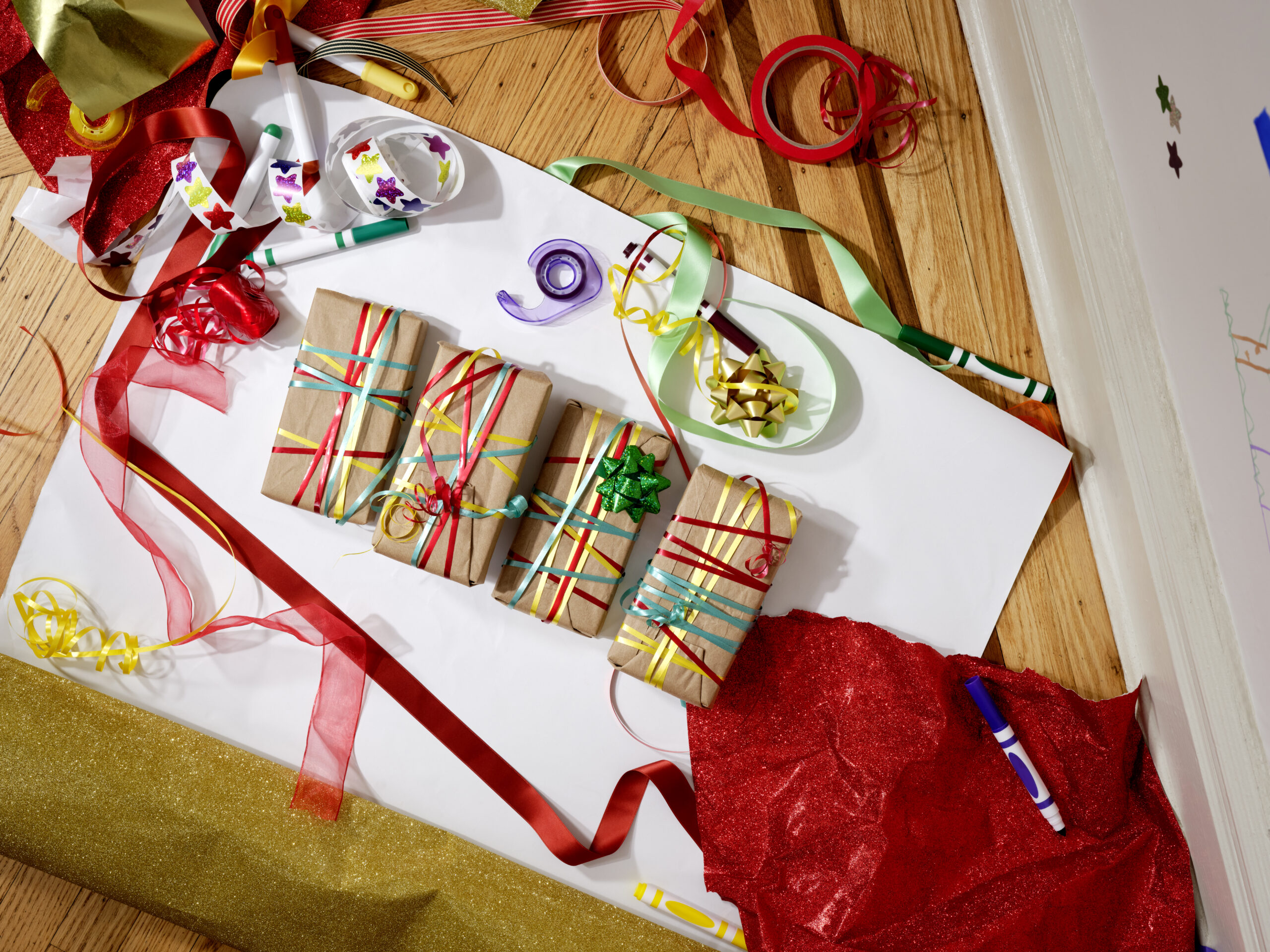 regalos envueltos sobre una mesa