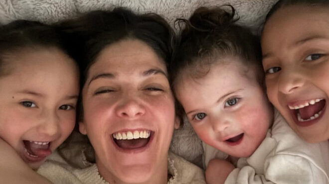 Natalia Alcocer con sus 3 hijas