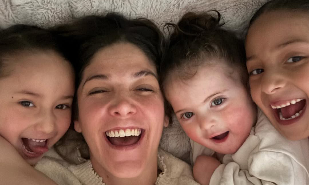 Natalia Alcocer con sus 3 hijas