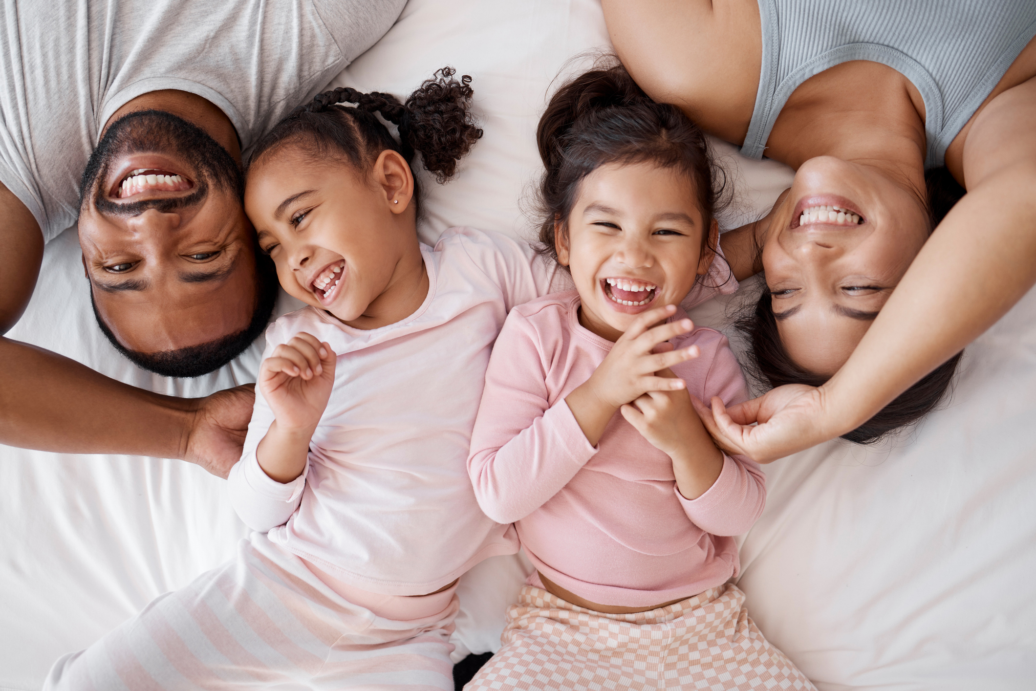 Hijos duermen cama papás