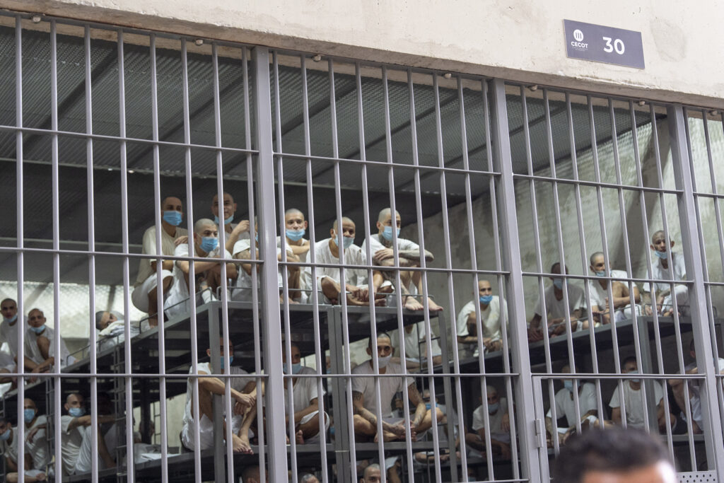 Horror en El Salvador: Venezolanos deportados denuncian torturas tras ser transferidos por EE.UU. - 'Un Infierno en la Tierra'