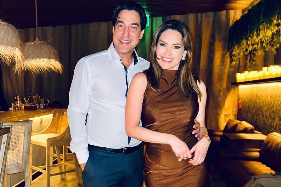Michelle Galván con su novio en un evento.
