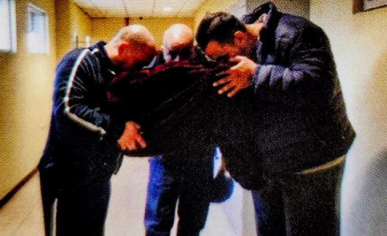 Momento en que recibieron los restos de Jenni