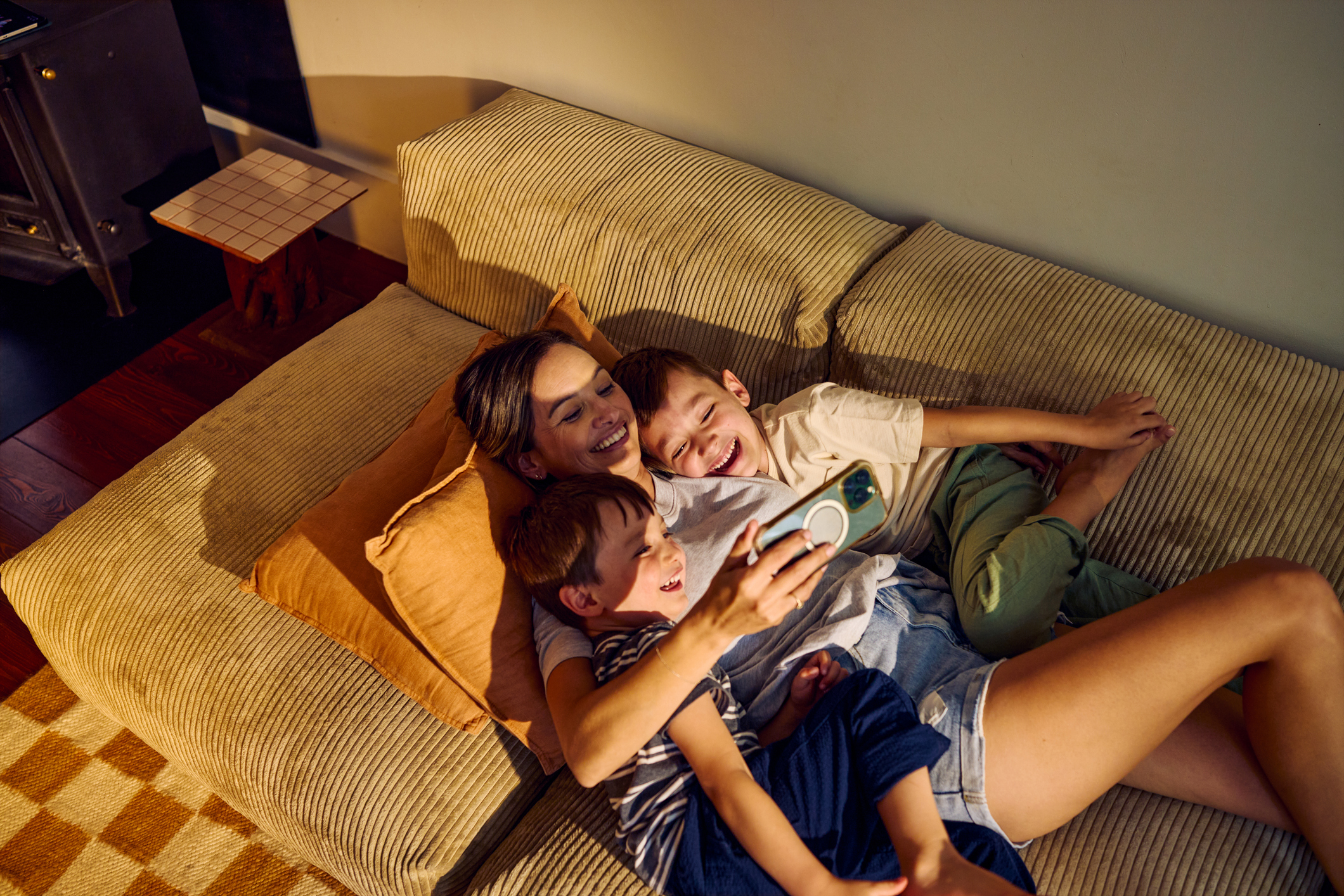 mama con 2 hijos