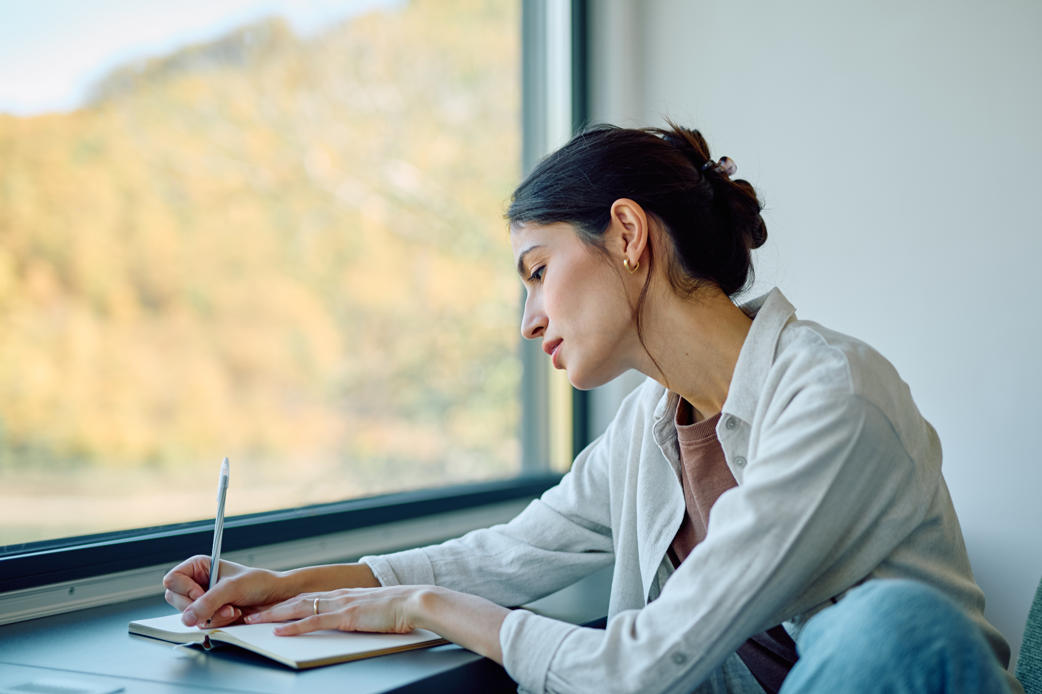 mujer escribiendo en un journal o diario