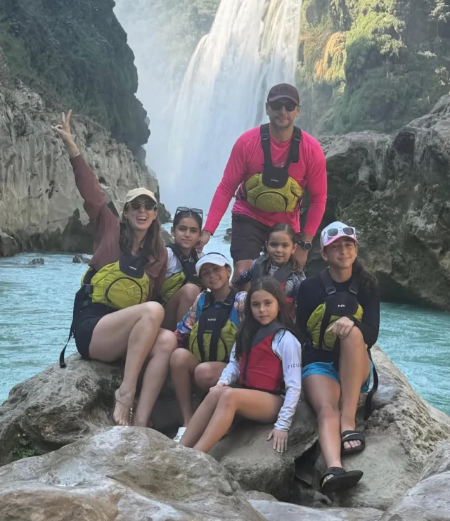 @jackybrv y su hermosa familia aprovecharon sus días en México para conectar con la naturaleza en la impresionante Cascada de Tamul, uno de esos rincones que te deja sin aliento. 🇲🇽🤍🌄

#MamásLatinas #JackyBracamontes #fotos #familia #celebridades #famosos #Maternidad #amor