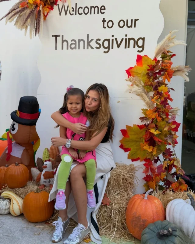 Así celebraron @chiquibabyla y la pequeña @capriblu2021 el Día de Acción de Gracias en el colegio: con sonrisas, momentos especiales y muchos motivos para agradecer. 💛 Porque compartir estas tradiciones con nuestros hijos es lo que realmente llena el corazón. 🤍

#MamásLatinas #Chiquibaby #fotos #familia #celebridades #famosos #amor